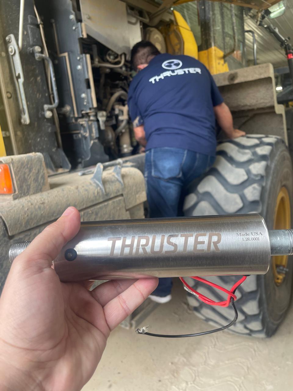 Instalação do THRUSTER em equipamento pesado, em campo